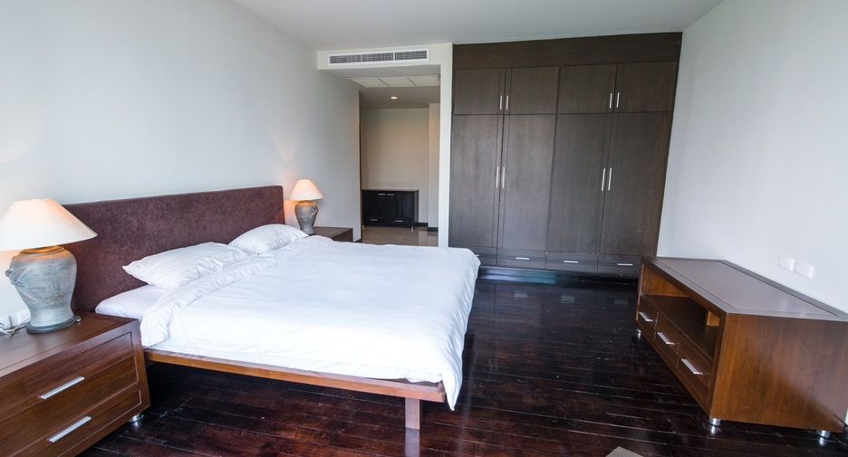 For rent 4 bedrooms apartment in Sathon, Bangkok