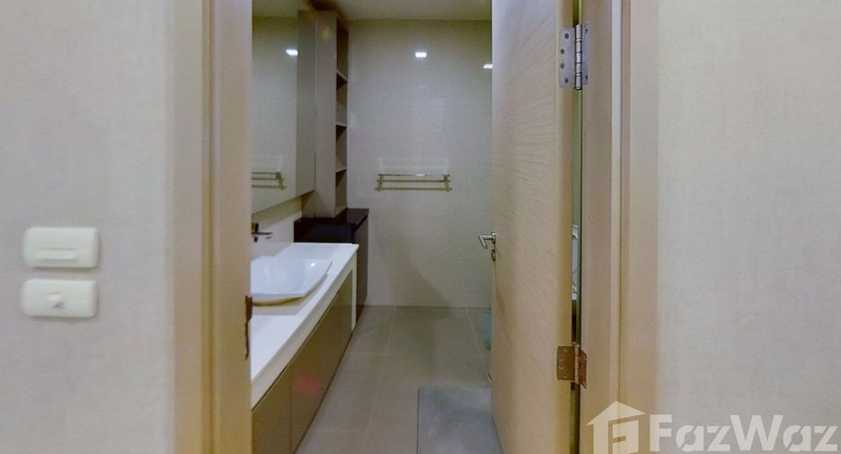 For rent 3 bedrooms condo in Khlong Toei, Bangkok