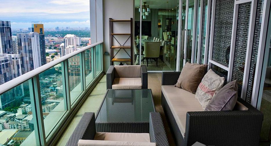 Condo en alquiler de 4 habitaciones en Khlong Toei, Bangkok
