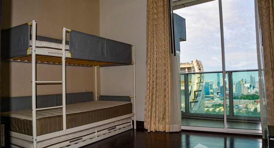 Condo en alquiler de 4 habitaciones en Khlong Toei, Bangkok