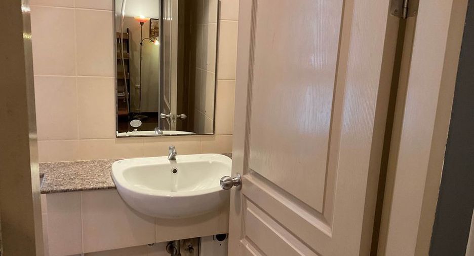 Wohnung zur Miete mit 1 Zimmer in Yan Nawa, Bangkok