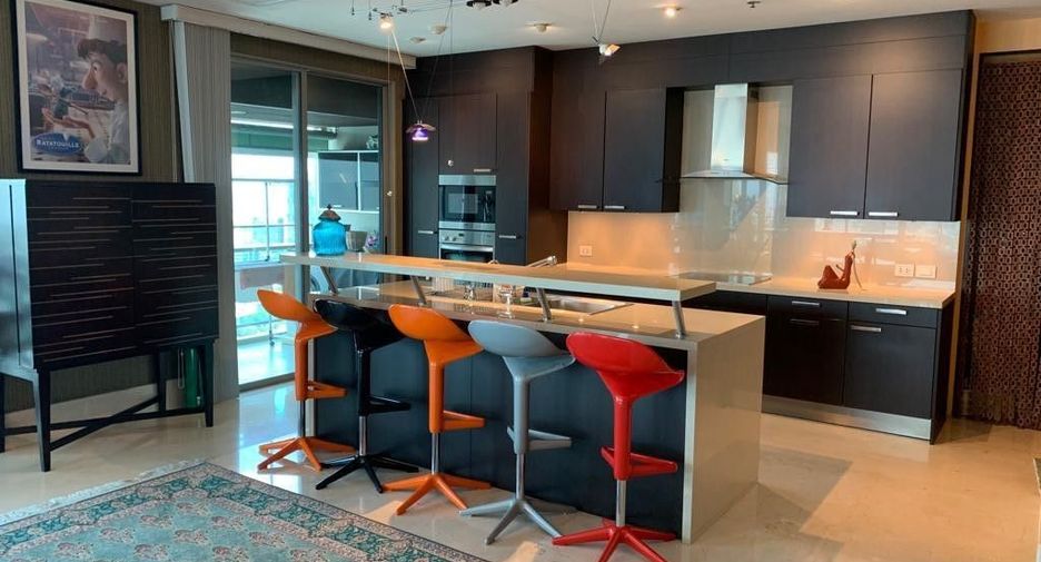 For rent 4 bedrooms condo in Khlong Toei, Bangkok