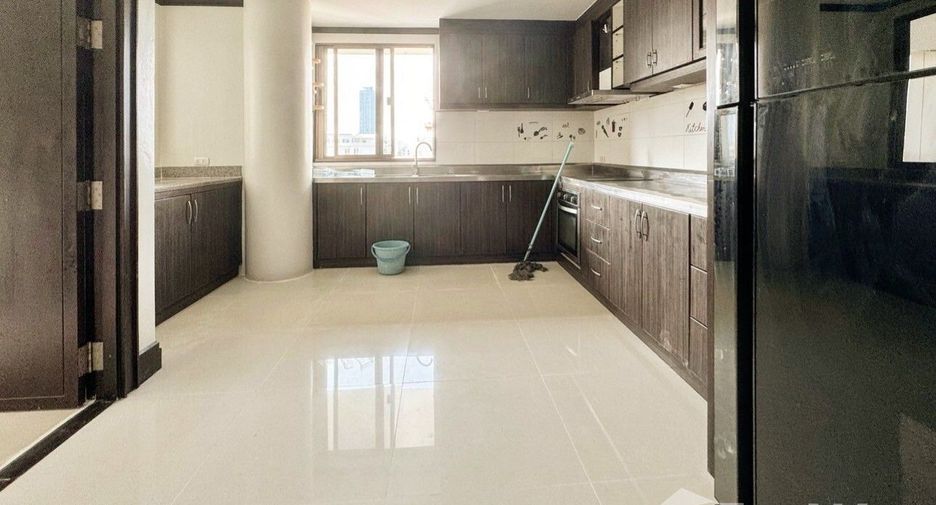 For rent 4 ベッドルーム condo in Watthana, Bangkok
