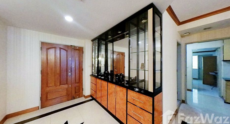 For rent 3 bedrooms condo in Khlong Toei, Bangkok