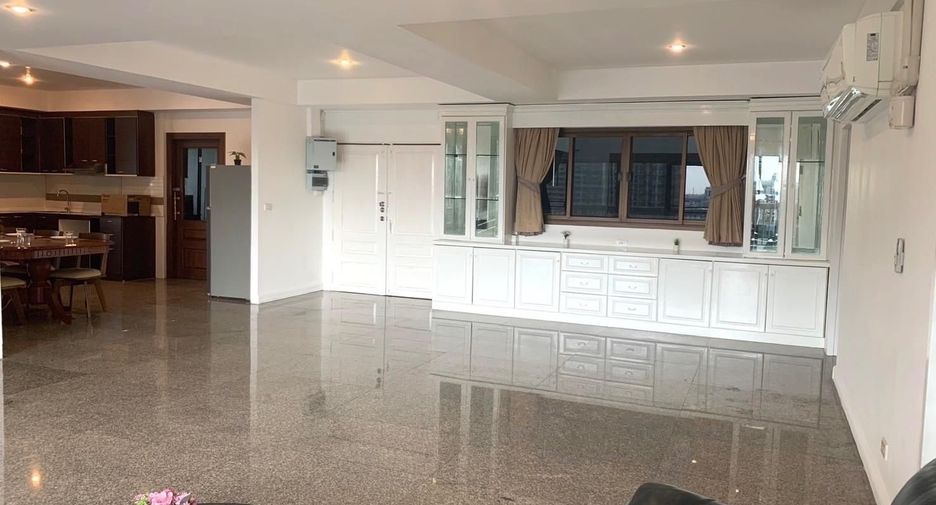 For rent 3 bedrooms condo in Watthana, Bangkok