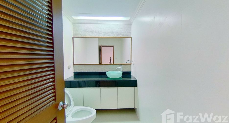 For rent 3 bedrooms condo in Sathon, Bangkok