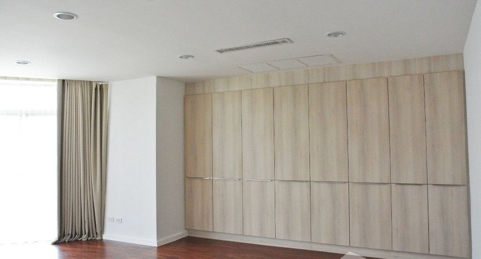 For rent 4 bedrooms condo in Watthana, Bangkok