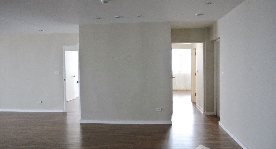 For rent 4 bedrooms condo in Watthana, Bangkok