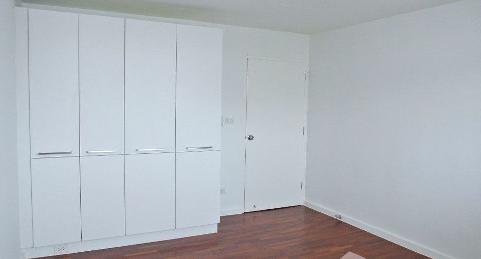 For rent 4 bedrooms condo in Watthana, Bangkok