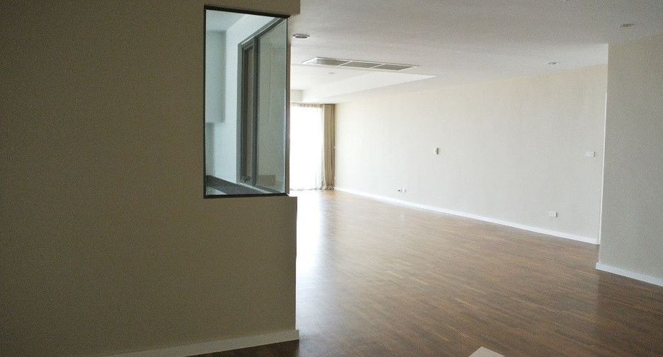 For rent 4 bedrooms condo in Watthana, Bangkok