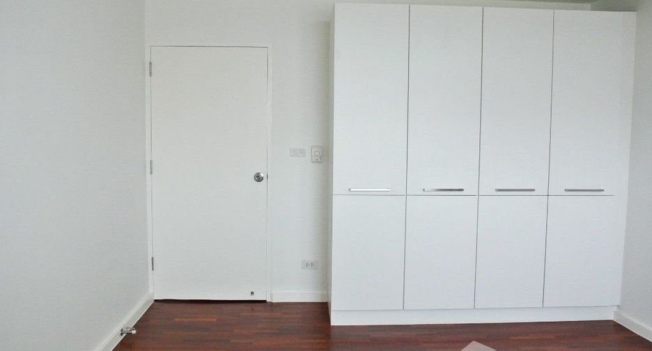 For rent 4 bedrooms condo in Watthana, Bangkok