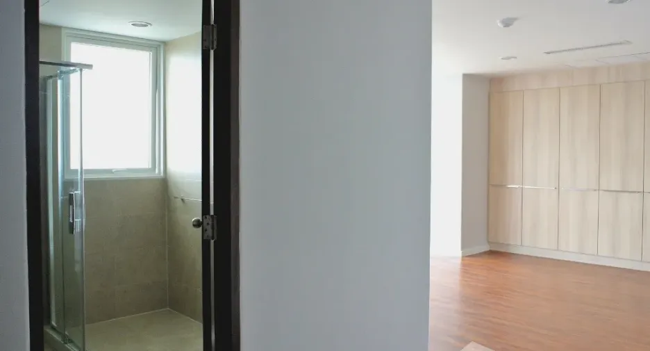For rent 4 bedrooms condo in Watthana, Bangkok