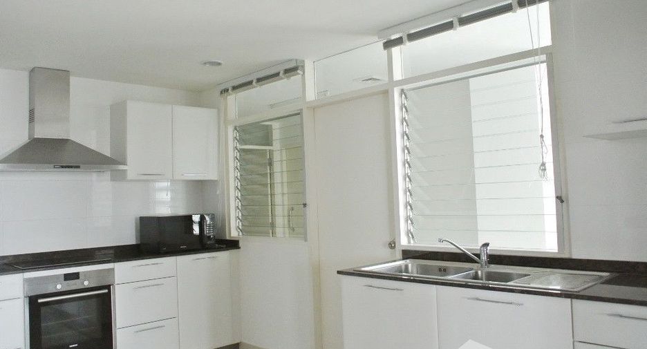 For rent 4 bedrooms condo in Watthana, Bangkok