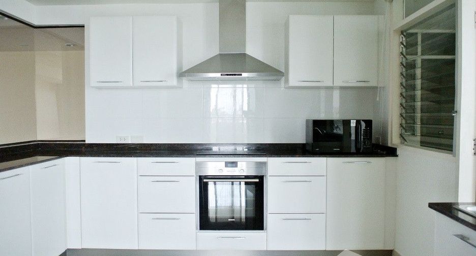 For rent 4 bedrooms condo in Watthana, Bangkok