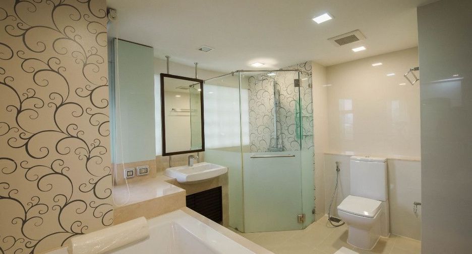For rent 3 bedrooms condo in Khlong Toei, Bangkok