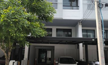 À louer 3 chambres maison à Bang Kapi, Bangkok