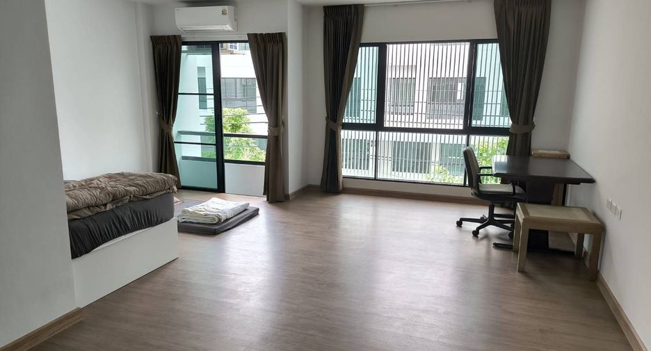 À louer 3 chambres maison à Bang Kapi, Bangkok
