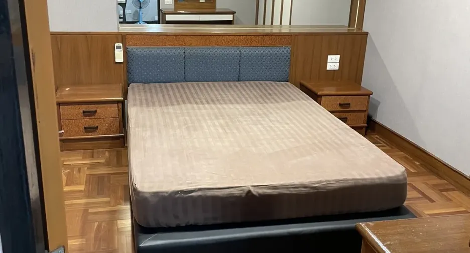 For rent 2 bedrooms condo in Phra Khanong, Bangkok
