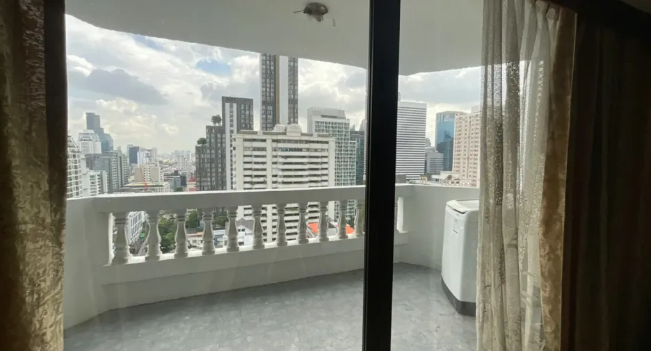 For rent 3 bedrooms condo in Khlong Toei, Bangkok