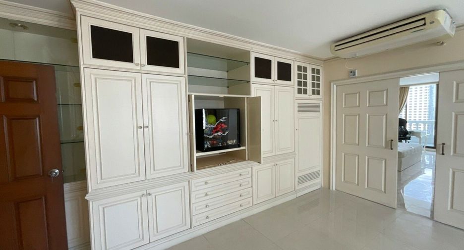 For rent 3 bedrooms condo in Khlong Toei, Bangkok