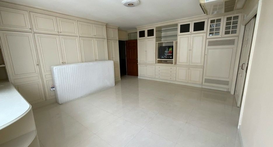 For rent 3 bedrooms condo in Khlong Toei, Bangkok