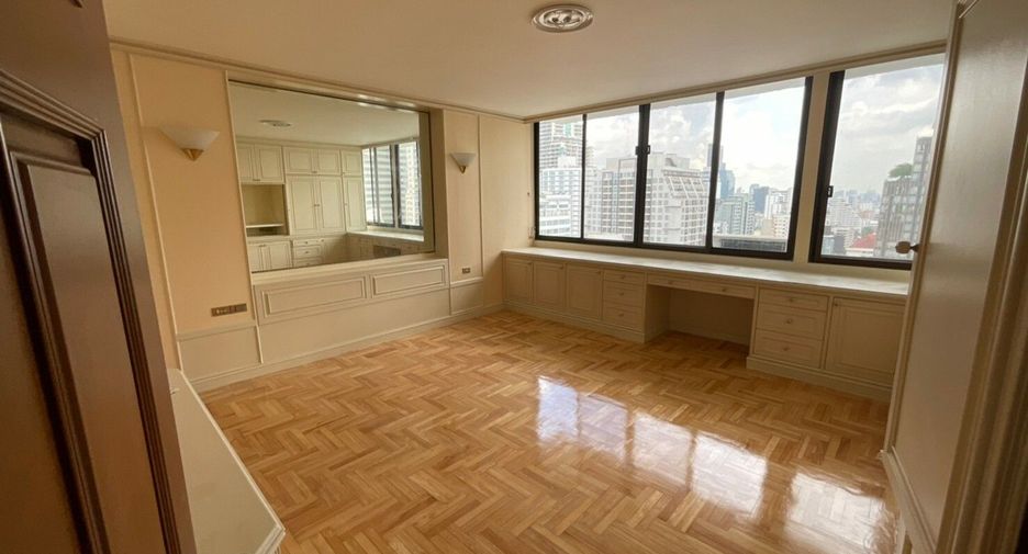 For rent 3 bedrooms condo in Khlong Toei, Bangkok