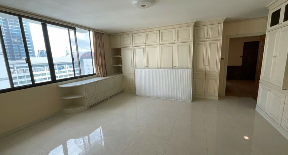 For rent 3 bedrooms condo in Khlong Toei, Bangkok