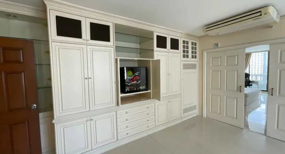 For rent 3 bedrooms condo in Khlong Toei, Bangkok