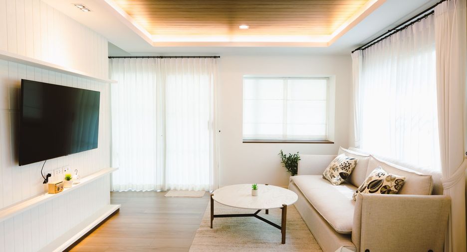 Casa adosada en alquiler de 3 habitaciones en Bang Phli, Samut Prakan