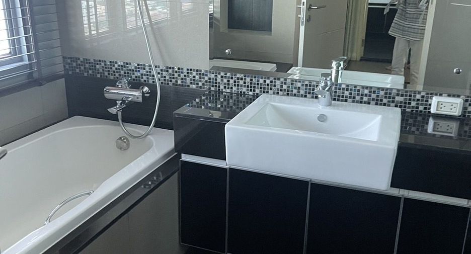For rent 3 bedrooms condo in Khlong Toei, Bangkok