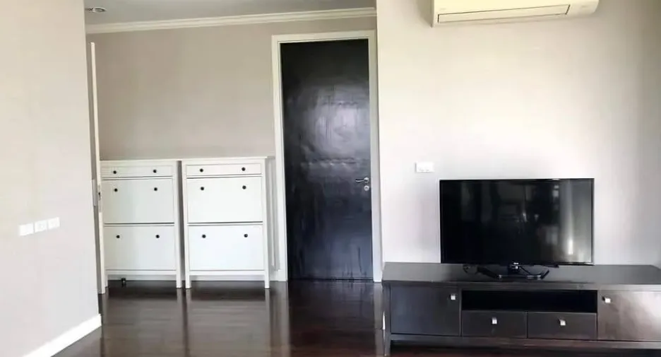 For rent 2 bedrooms condo in Huai Khwang, Bangkok