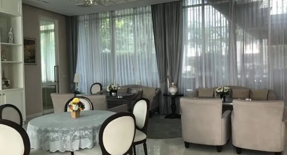 For rent 2 bedrooms condo in Huai Khwang, Bangkok