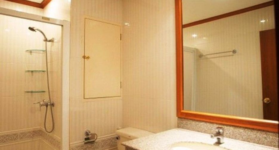 For rent 2 bedrooms condo in Yan Nawa, Bangkok