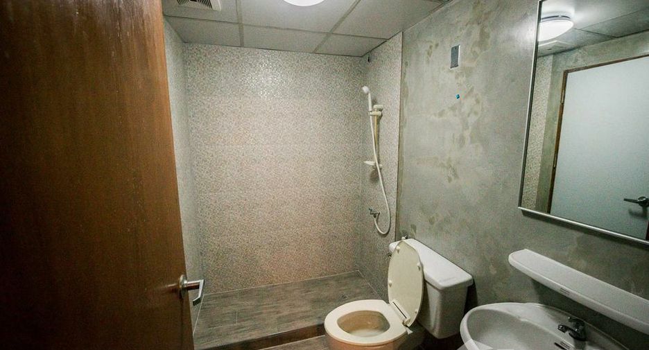 For rent 2 bedrooms condo in Yan Nawa, Bangkok