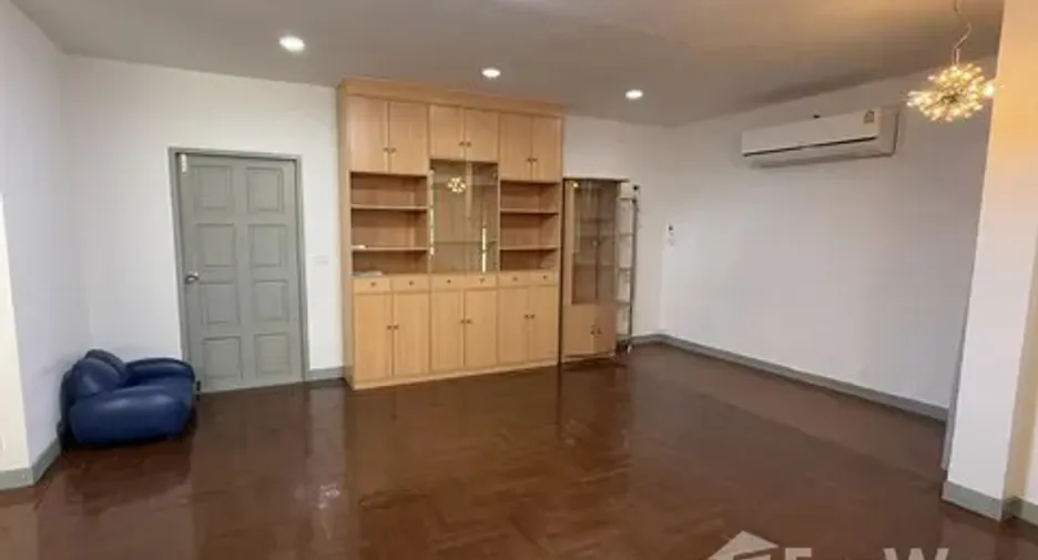 For rent 3 bedrooms house in Saphan Sung, Bangkok