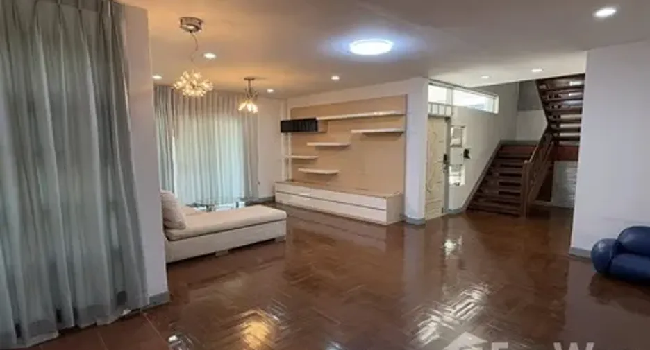 For rent 3 bedrooms house in Saphan Sung, Bangkok