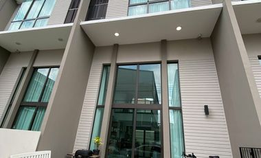 For rent 3 bedrooms townhouse in Suan Luang, Bangkok