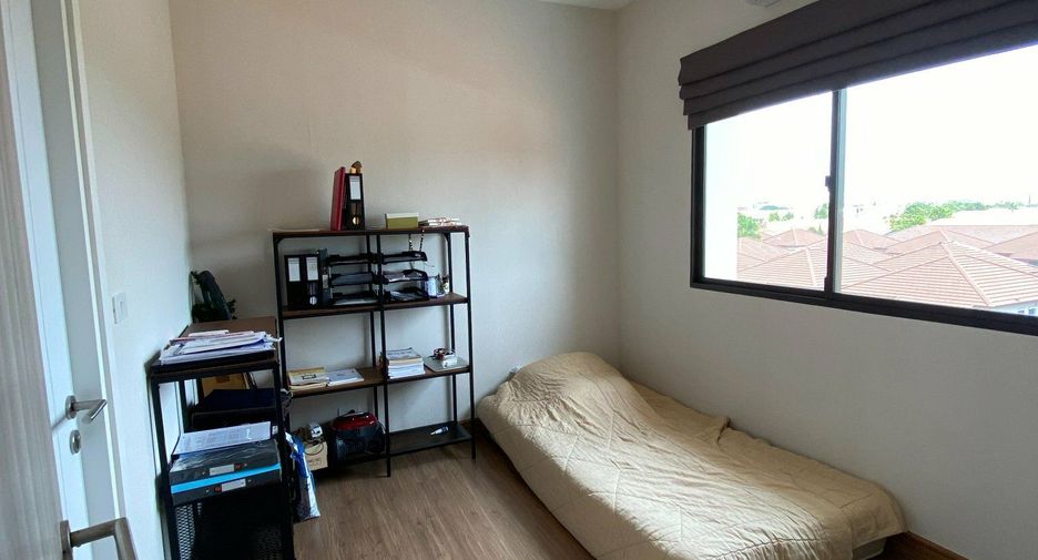 For rent 3 bedrooms townhouse in Suan Luang, Bangkok