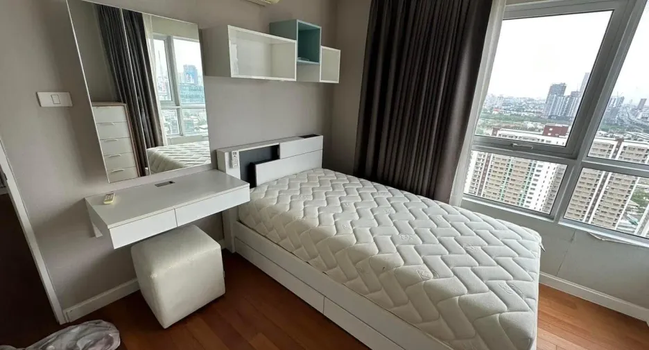 Condo en alquiler de 3 habitaciones en Huai Khwang, Bangkok