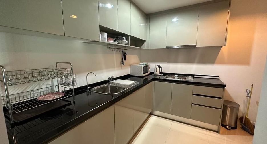 Condo en alquiler de 3 habitaciones en Huai Khwang, Bangkok
