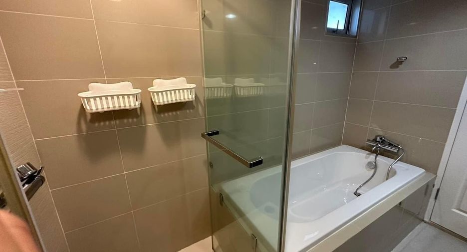 Condo en alquiler de 3 habitaciones en Huai Khwang, Bangkok