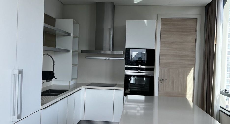 For rent 2 bedrooms condo in Pathum Wan, Bangkok
