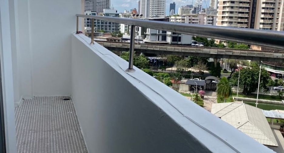 For rent studio condo in Khlong Toei, Bangkok