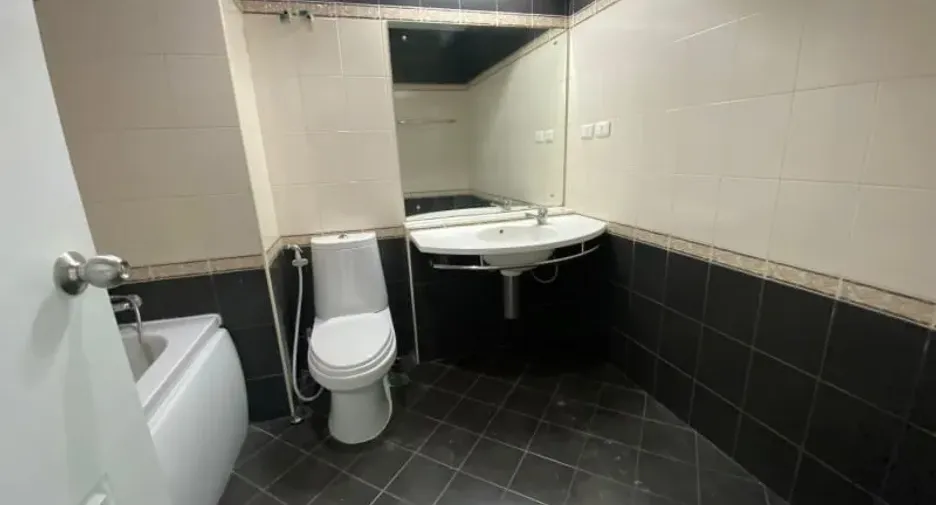 For rent studio condo in Khlong Toei, Bangkok