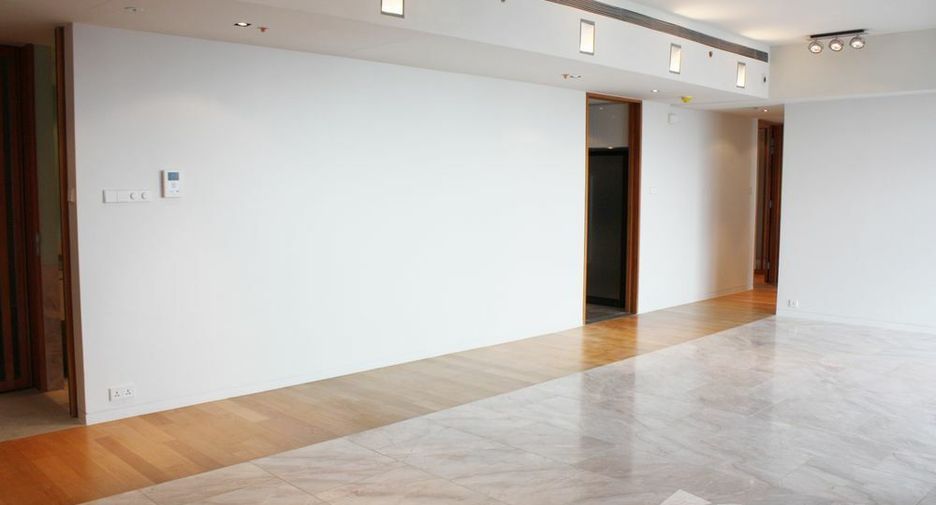 For rent 3 bedrooms condo in Sathon, Bangkok