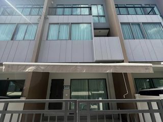 À louer 3 chambres maison de ville à Saphan Sung, Bangkok