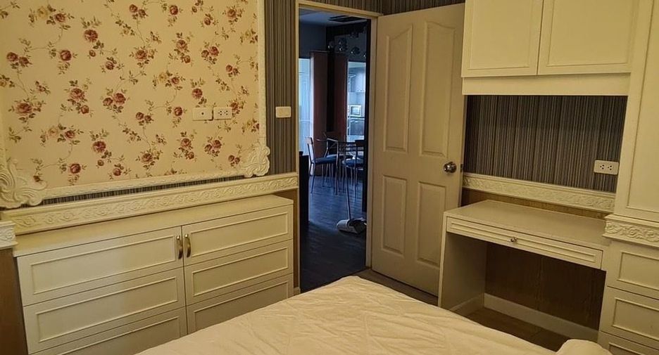 For rent 2 bedrooms condo in Huai Khwang, Bangkok