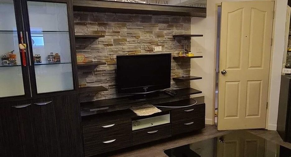 For rent 2 bedrooms condo in Huai Khwang, Bangkok