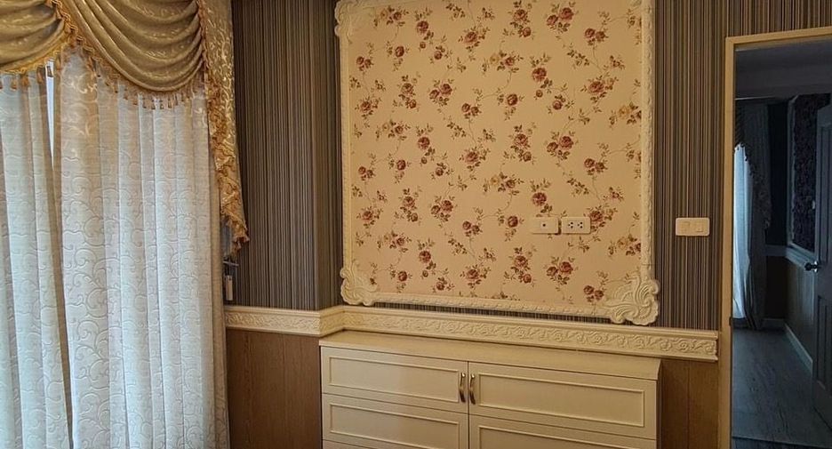 For rent 2 bedrooms condo in Huai Khwang, Bangkok