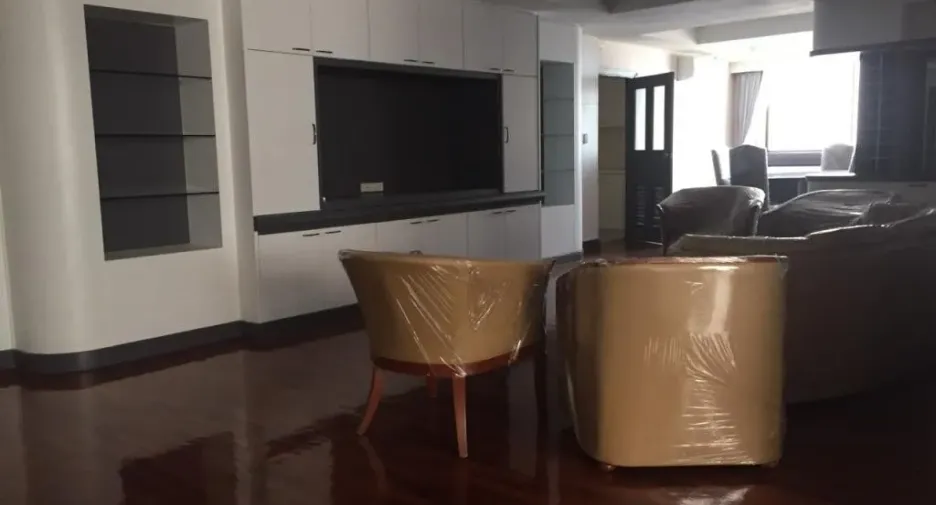 For rent 3 bedrooms condo in Khlong Toei, Bangkok